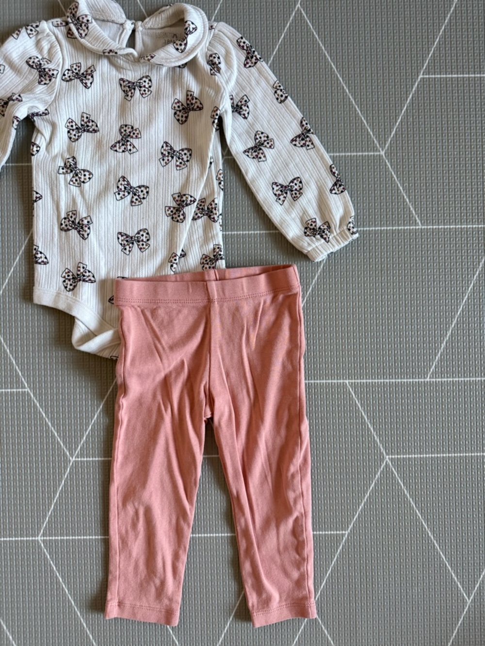 Garanimals|Baby girl White ribbed Bodysuit with bow print,Peterpan collar•••18M